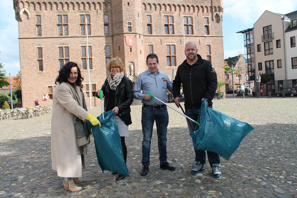 Bereits zum Sammeln von links nach rechts: Elke Adler, Bürgermeisterin Dr. Britta Schulz, Sven Westhoff, Markus van Loon