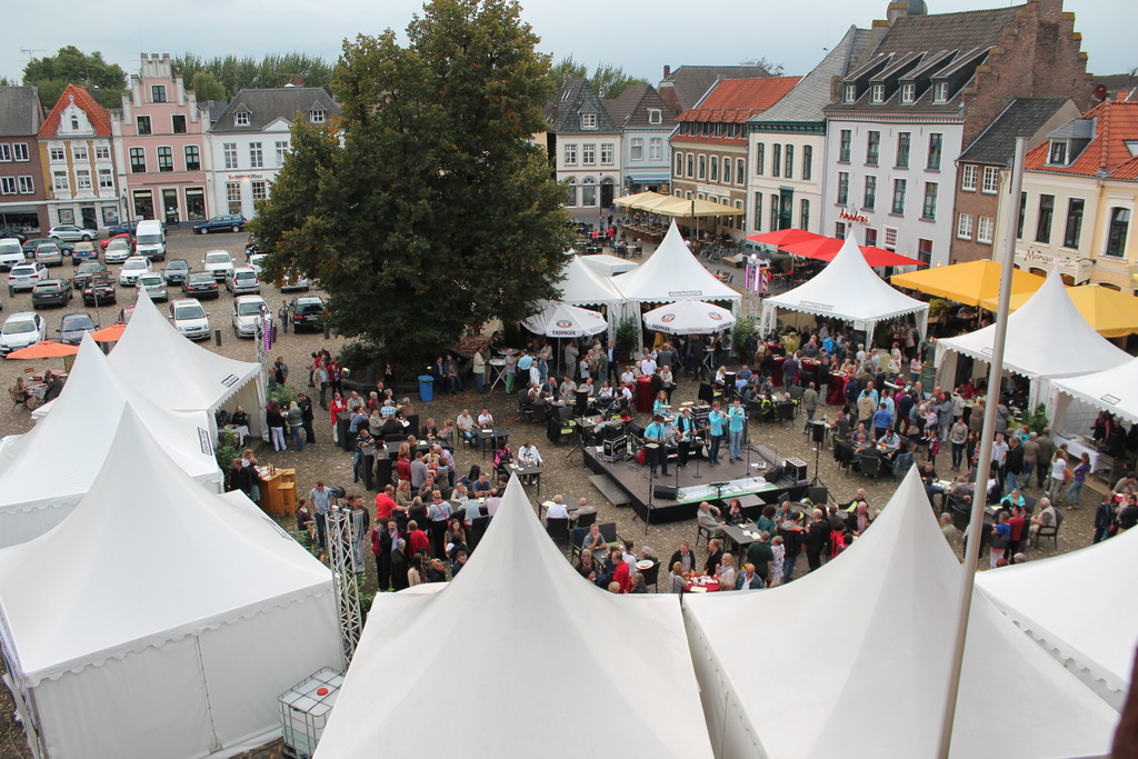Das Bild zeigt den Marktplatz während der Veranstaltung