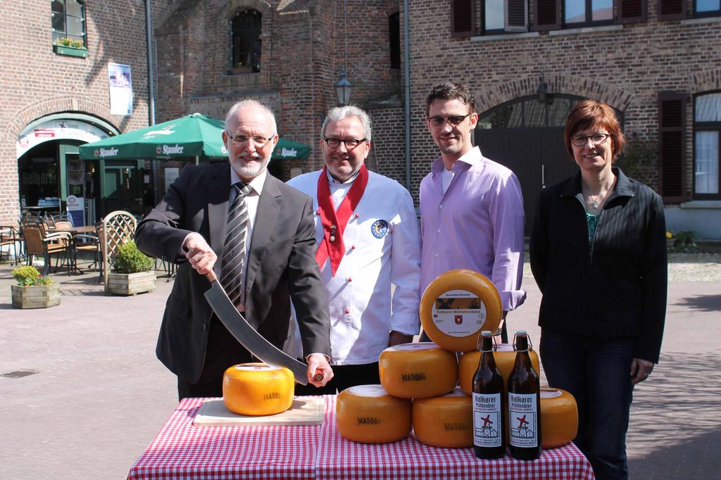 Das Bild zeigt Bürgermeister Gerhard Fonck, Käsemelangeur Theo de Vries, Frank Ligensa und Wirtschaftsförderin Brigitte Jansen.