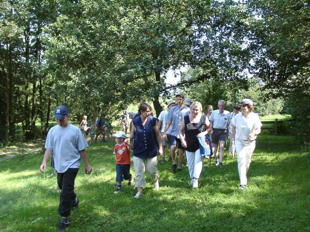 Das Bild zeigt eine Personengruppe auf einer Tour zum Monreberg
