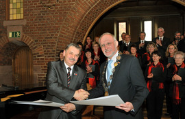 Das Bild zeigt Bürgermeister Eugeiusz Jasiewicz aus Wolin und Bürgermeister Gerhard Fonck 