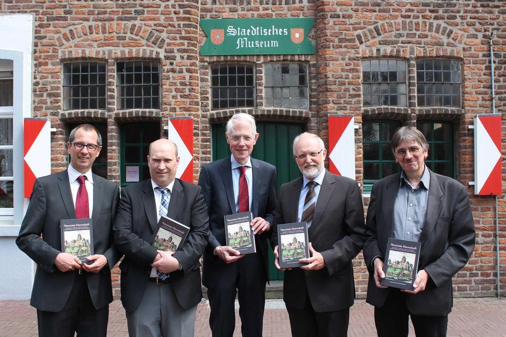 Das Bild zeigt von links nach rechts: Dr. Bert Thissen, Dr. Jens Lieven, Drs. Ronald Wientjes, Bürgermeister Gerhard Fonck, Dr. Martin Roelen, Redakteur der Schriftenrei
