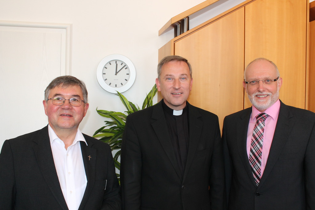 Das Bild zeigt Pastor van Doornick, Weihnbischof Theising und Bürgermeister Fonck
