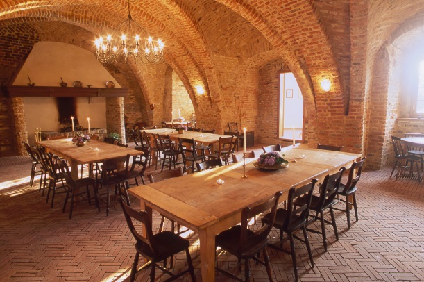 Das Bild zeigt einen Speisesaal in Burg Boetzelaer