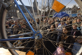 Blick durch ein Fahrrad auf eine Menschenmenge