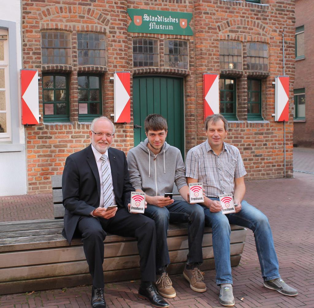 Das Bild zeigt vor dem Museum in Kalkar Bürgermeister von links nach rechts Gerhard Fonck, David Krystof und Peter Sander