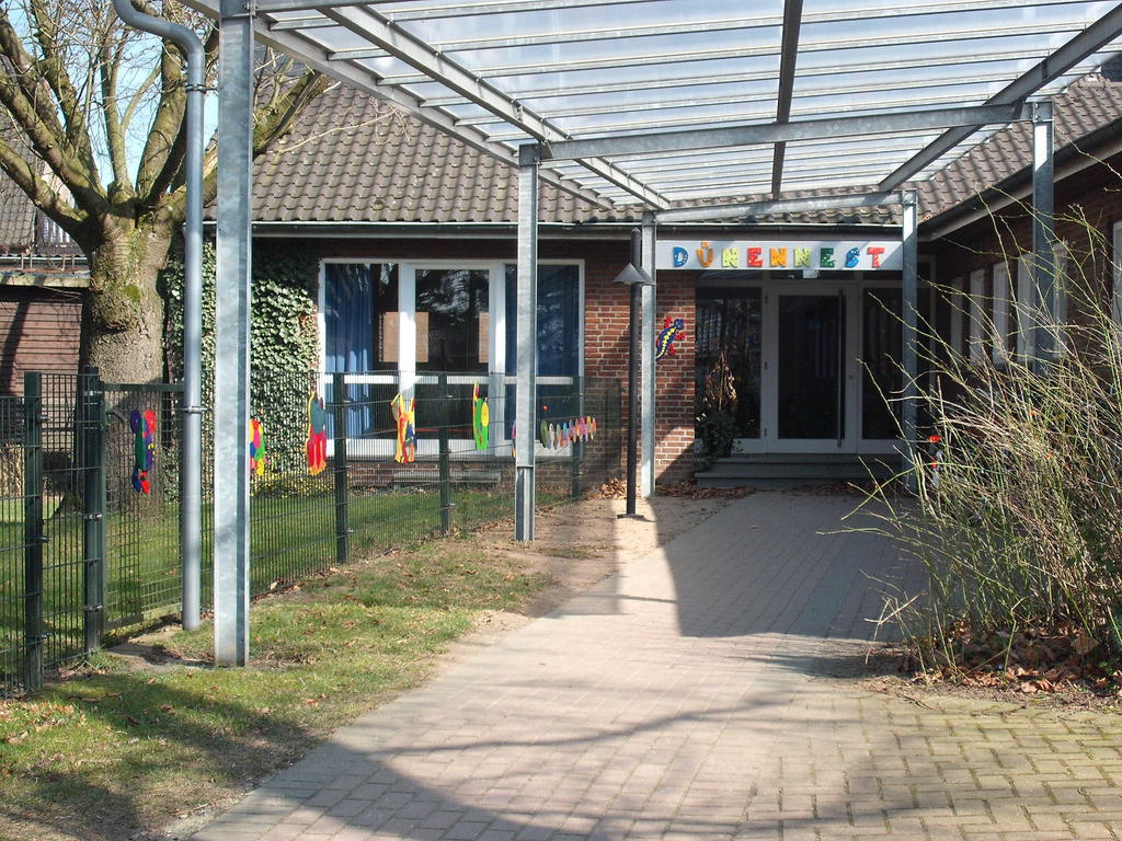Das Bild zeigt den Eingang des Kindergarten Dünennest