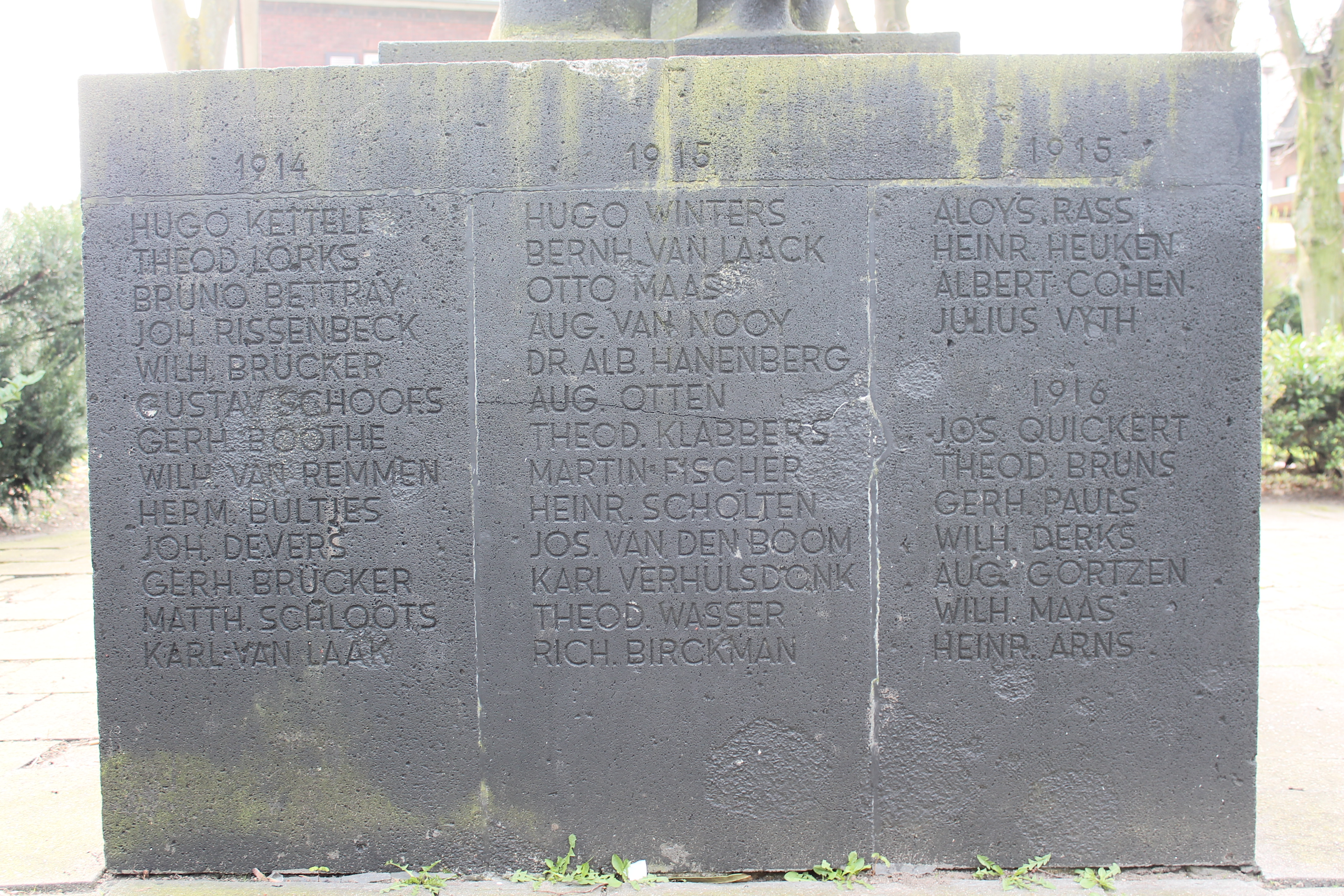 Das Bild zeigt Inschriften auf dem Kriegerdenkmal.