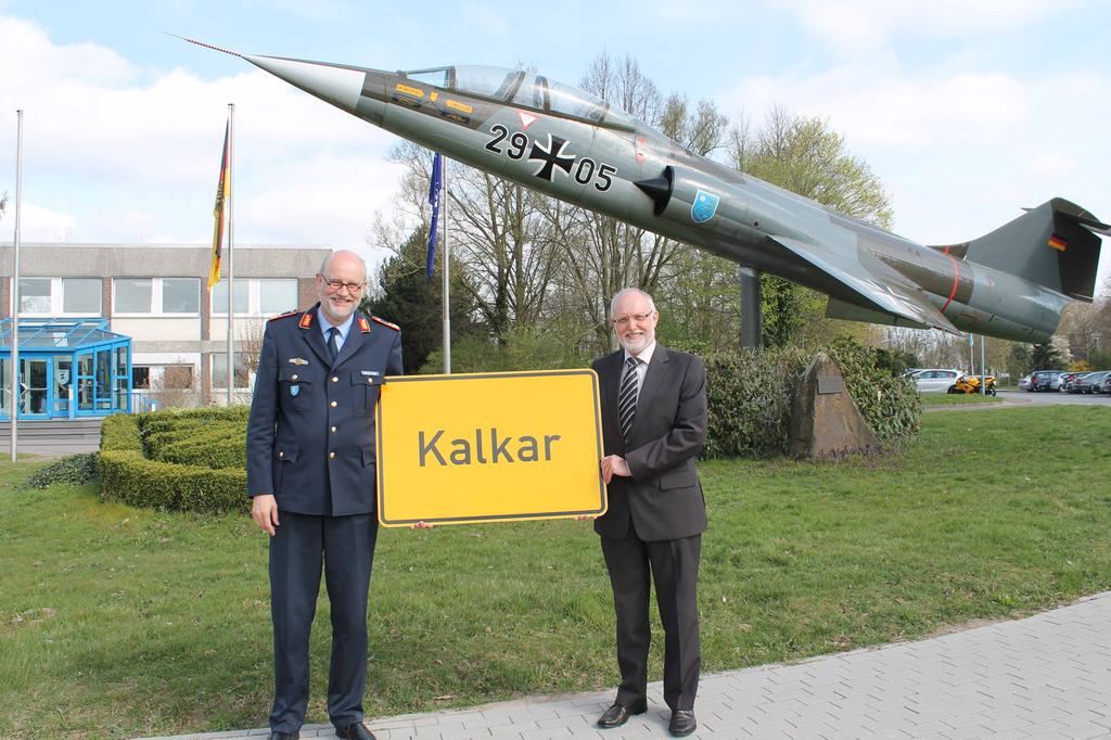 Das Bild zeigt In der von-Seydlitz-Kaserne Bürgermeister Gerhard Fonck und den stellvertretenden Kommandeur des Zentrum Luftoperationen und Standortältestem Generalmajor Bernhard Schulte Berge
