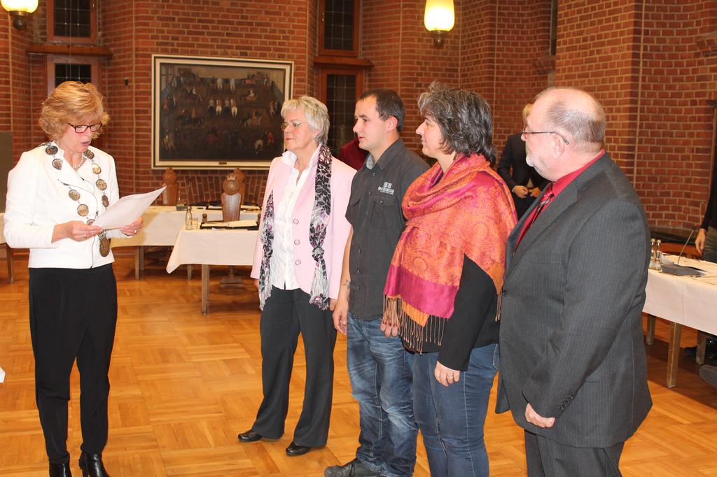 Das Bild zeigt Bürgermeisterin Dr. Schulz und vier Ratsmitglieder.