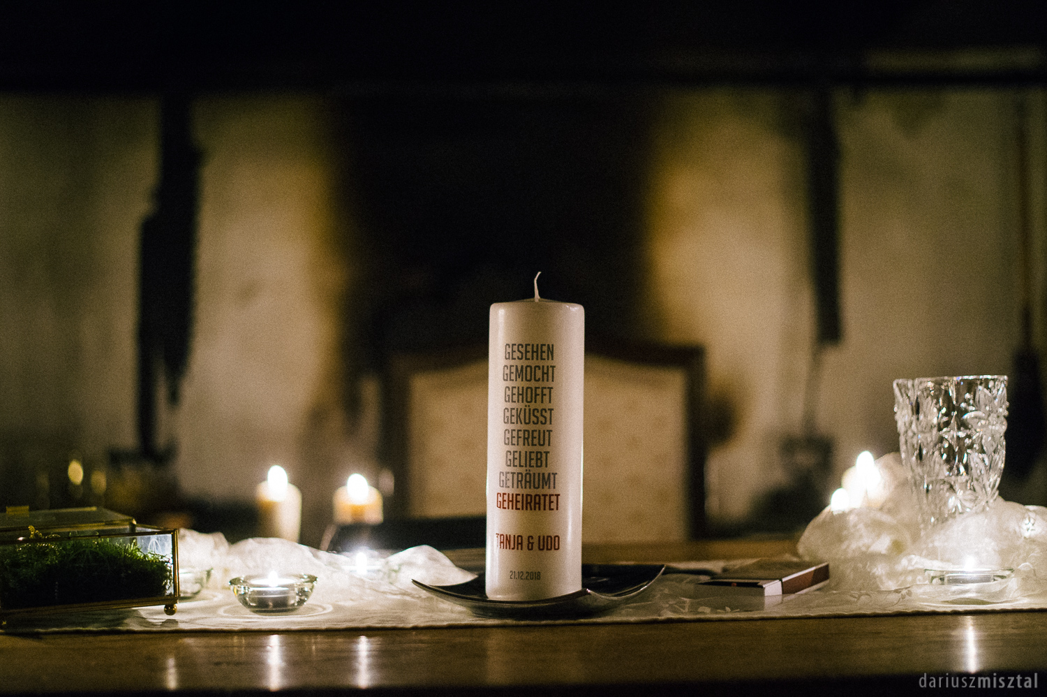 Das Bild zeigt eine Candlelight-Trauung auf der Burg Boetzelaer (Foto: Dariusz Misztal Fotografie).