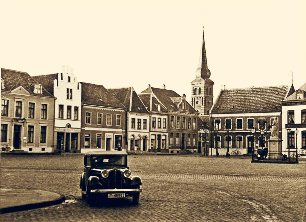Auf dem Foto von 1930 ist der Marktplatz mit einem Treppengiebelhaus zu sehen. Das Treppengiebelhaus ist das zweite Haus von links. 