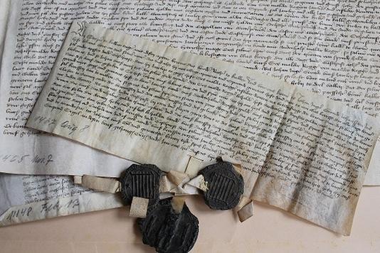 Das Bild zeigt Urkunden aus dem 15. Jahrhundert, die Pacht- und Geldgeschäfte beinhalten