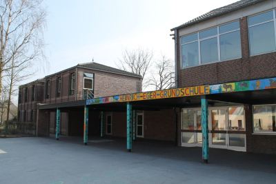 Das Bild zeigt den Eingangsbereich der Heinrich-Eger-Grundschule