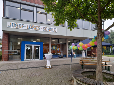 Das Bild zeigt den Eingangsbereich der Josef-Lörks-Grundschule