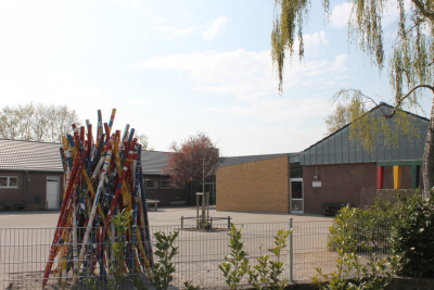 Das Bild zeigt den Pausenhof der St. Luthard-Grundschule