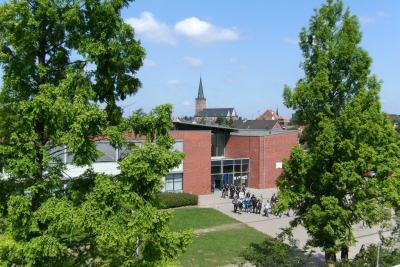 Das Bild zeigt den Eingangsbereich der Realschule
