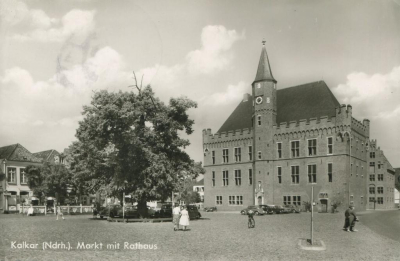 Ansichtskarte von ca. 1966 Rathaus und Marktplatz, circa 1966. Deutlich sichtbar ist, dass die Linde von der Spitze her verdorrt.