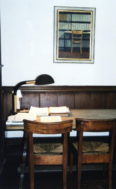 Ehemaliger Arbeitsplatz im Besucherraum des Stadtarchivs Kalkar Das Foto zeigt den ehemaligen Arbeitsplatz im Besucherraum des Stadtarchivs Kalkar mit Tisch, Leselampe, Stühlen und einer Holzbank