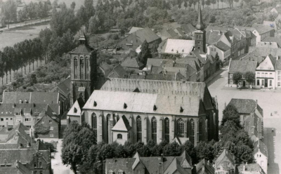 Luftaufnahme der Evangelischen Kirche aus dem Jahr 1956. Die Kriegsspuren sind sowohl an der Evangelischen Kirche als auch an der St. Nicolai Kirche noch deutlich zu erkennen. Luftaufnahme der Evangelischen Kirche aus dem Jahr 1956. Die Kriegsspuren sind sowohl an der Evangelischen Kirche als auch an der St. Nicolai Kirche noch deutlich zu erkennen.