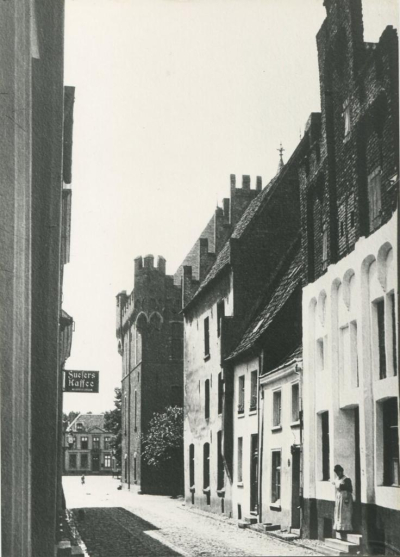 Hanselaererstraße, 1927 Blick durch die Hanselaerstraße mit verschiedenen Häusern rechts und links in Richtung Marktplatz