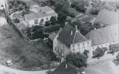 Haus Neuhaus Foto von Haus Neuhaus mit Garten und Sabisch-Bungalow aus der Vogelperspektive