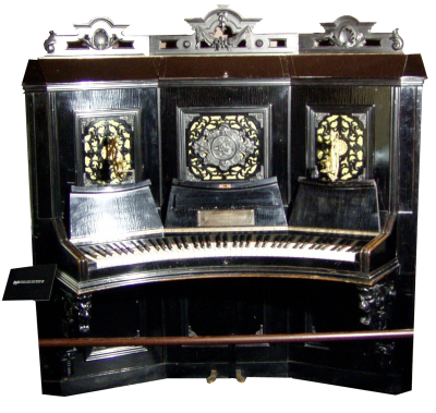Klavier aus der Pianofabrik "W. Neuhaus Söhne Calcar" Ein von Gustav Neuhaus entwickeltes und in der Pianofabrik „W. Neuhaus Söhne Calcar" gebautes Klavier mit konkav-radiärer Klaviatur, Baujahr 1882.