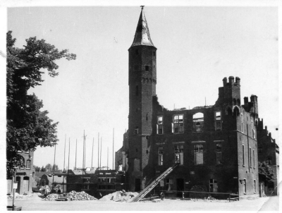 Rathaus Kalkar, Sommer 1947 Das im Wiederaufbau befindliche, kriegszerstörte Kalkarer Rathaus mit Gerüst und Baumaterialien im Sommer 1947