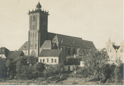 St. Nicolai Kalkar, 1930 St. Nicolai Kalkar mit eine kleinen Laube als eher provisorischem Abschluss des mächtigen Turmes, in der bis 1945 vier Glocken eines Westminster-Geläutes untergebracht waren.