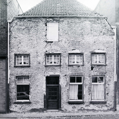 Ulftsches Haus in Kalkar, Foto: Inge Breidenbach, vor 1983 Blick auf den renovierungsbedürftigen Giebel des Ulftschen Hauses in Kalkar. Die Fassade aus Backstein zeigt Risse und Löcher
