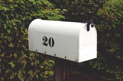 Das Bild zeigt einen Briefkasten.