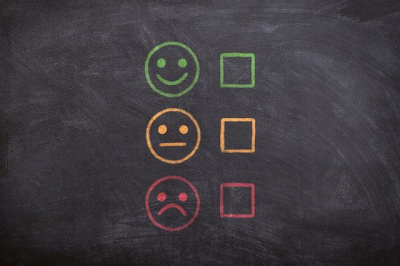 Das Bild zeigt eine Tafel mit drei Smileys.