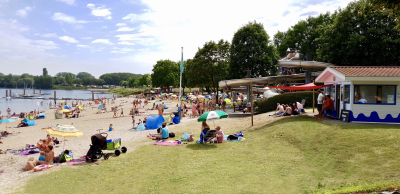 Naturfreibad des Ferien- und Campingparks Wisseler See Badestrand am Naturfreibad des Ferien- und Campingparks Wisseler See mit Badegästen