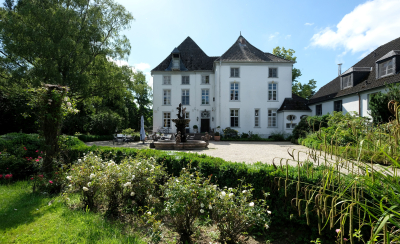 Haus Horst Haus Horst, Blick vom Rosenbeet im Park auf das weiße, herrschaftliche Gebäude