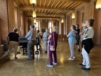 Führung durch Kalkar Das Foto zeigt Gästeführerin und Teilnehmer bei der Besichtigung des Ratssaals im historischen Rathaus während einer Stadtführung.