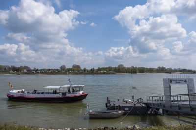 Fähre Grieth Fähre "Inseltreue" beim Anlegen am Fähranleger Grieth am Rhein