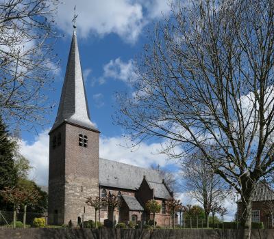 St. Antonius Kirche Hanselaer St. Antonius Kirche Hanselaer, Außenaufnahme von der Längsseite des Gebäudes über den Friedhof hinweg