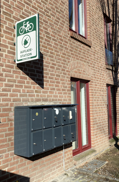 E-Bike Ladestation Stadtverwaltung Kalkar E-Bike Ladestation Stadtverwaltung Kalkar: zwei Reihen mit je fünf verschließbaren Fächern - wahlweise zum Hineinlegen eines Akkus oder zum Anschließen des Ladekabels
