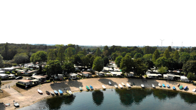 Freizeitpark Wisseler See, Vogelperspektive mit Blick auf den See, Strand und Abstellfläche für Wohnwagen und Wohnmobile