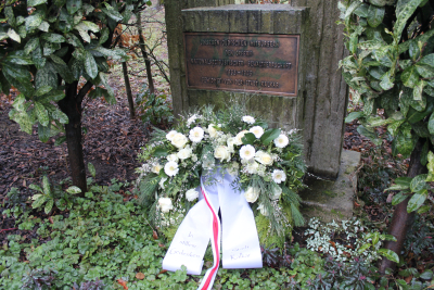 Trauerkranz zum Holocaust-Gedenktag am Gedenkstein für die Opfer der nationalsozialistischer Gewaltherrschaft