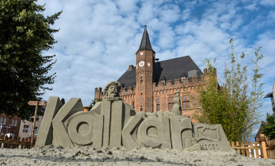 Sommer in der Stadt Sandskulptur mit Schriftzug Kalkar vor dem historischen Rathaus von Kalkar