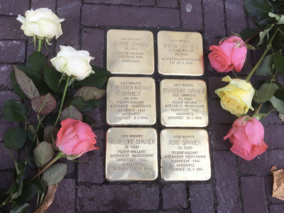 Verlegung von Stolpersteinen in Kalkar Sechs Kalkarer Stolpersteine neben den sechs verschiedenfarbigen Rosen niedergelegt sind