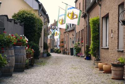 Das Foto zeigt die einen Blick in die schmale Limmerstraße im Kalkarer Stadtteil Grieth.