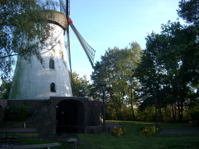 Jugendgästehaus Mühle Wissel Jugendgästehaus Mühle Wissel, Blick auf die weiß gestrichene Mühle mit Flügeln