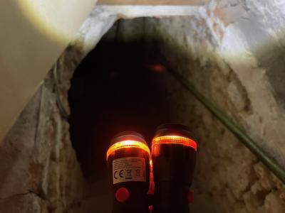 Taschenlampen, die den Eingang zum Gewölbekeller des Städtischen Museums in Kalkar beleuchten Das Foto zeigt Taschenlampen, die den Eingang zum Gewölbekeller des Städtischen Museums in Kalkar beleuchten.