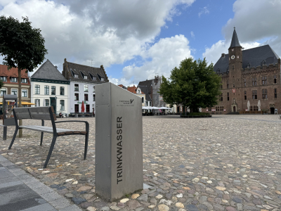 Trinkwasserspender am Rand des Kalkarer Marktplatzes