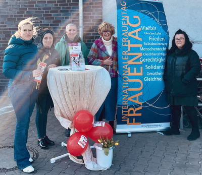 Foto (von links nach rechts): Ramona Gerritzen (Gleichstellungsbeauftragte Stadt Kalkar), Larissa Burschinski (Caritasverband Kleve e. V.- Beratungszentrum Kalkar - Flüchtlingsberatung), Claudia Burghart (Caritasverband Kleve e. V. - sozialpädagogische Flüchtlingsbetreuung Kalkar), Dr. Britta Schulz (Bürgermeisterin) und Bonnie Felka (stellvertretende Gleichstellungsbeaufragte) Foto (von links nach rechts): Ramona Gerritzen (Gleichstellungsbeauftragte Stadt Kalkar), Larissa Burschinski (Caritasverband Kleve e. V.- Beratungszentrum Kalkar - Flüchtlingsberatung), Claudia Burghart (Caritasverband Kleve e. V. - sozialpädagogische Flüchtlingsbetreuung Kalkar), Dr. Britta Schulz (Bürgermeisterin) und Bonnie Felka (stellvertretende Gleichstellungsbeaufragte)