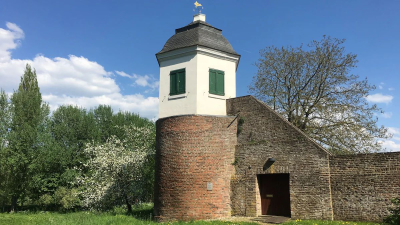 Blick auf den Taubenturm am Künstlerhaus Sabisch in Kalkar.