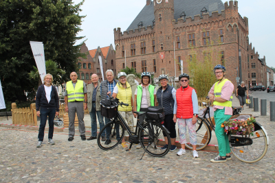 Zu sehen ist der Seniorenbeirat vor dem Kalkarer Rathaus.