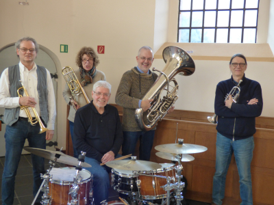 Fünf Musiker des Orsoy Ensembles mit ihren Instrumenten